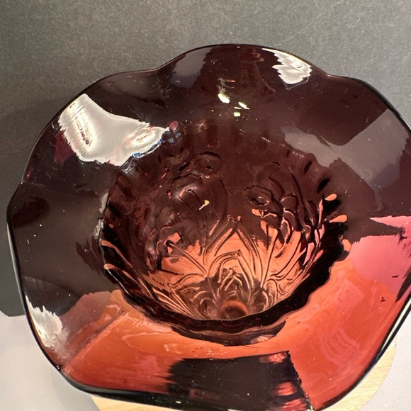 Amethyst Color Ruffle Vase 10 Inches High Daffodils pattern embossed - Picture 3 of 13